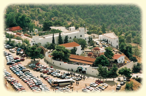 Ἱερὰ Πανήγυρις 1994. ΒΔ ἄποψις. Διακρίνονται σαφῶς τὰ δύο τμήματα τῆς Ἱερᾶς Μονῆς. Ἡ κυρίως Μονή, ἀριστερά. Ὁ προσκυνηματικὸς χῶρος, δεξιά.